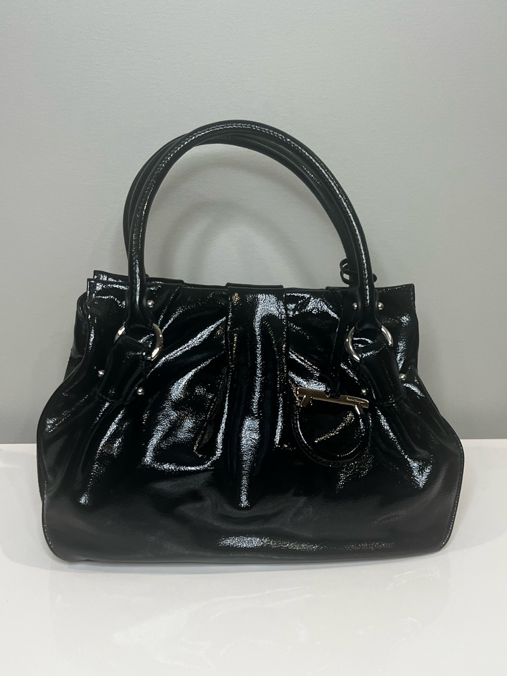 Ferragamo Gancini Black Patent Leather Handbag Vintage  EY-21 AO66